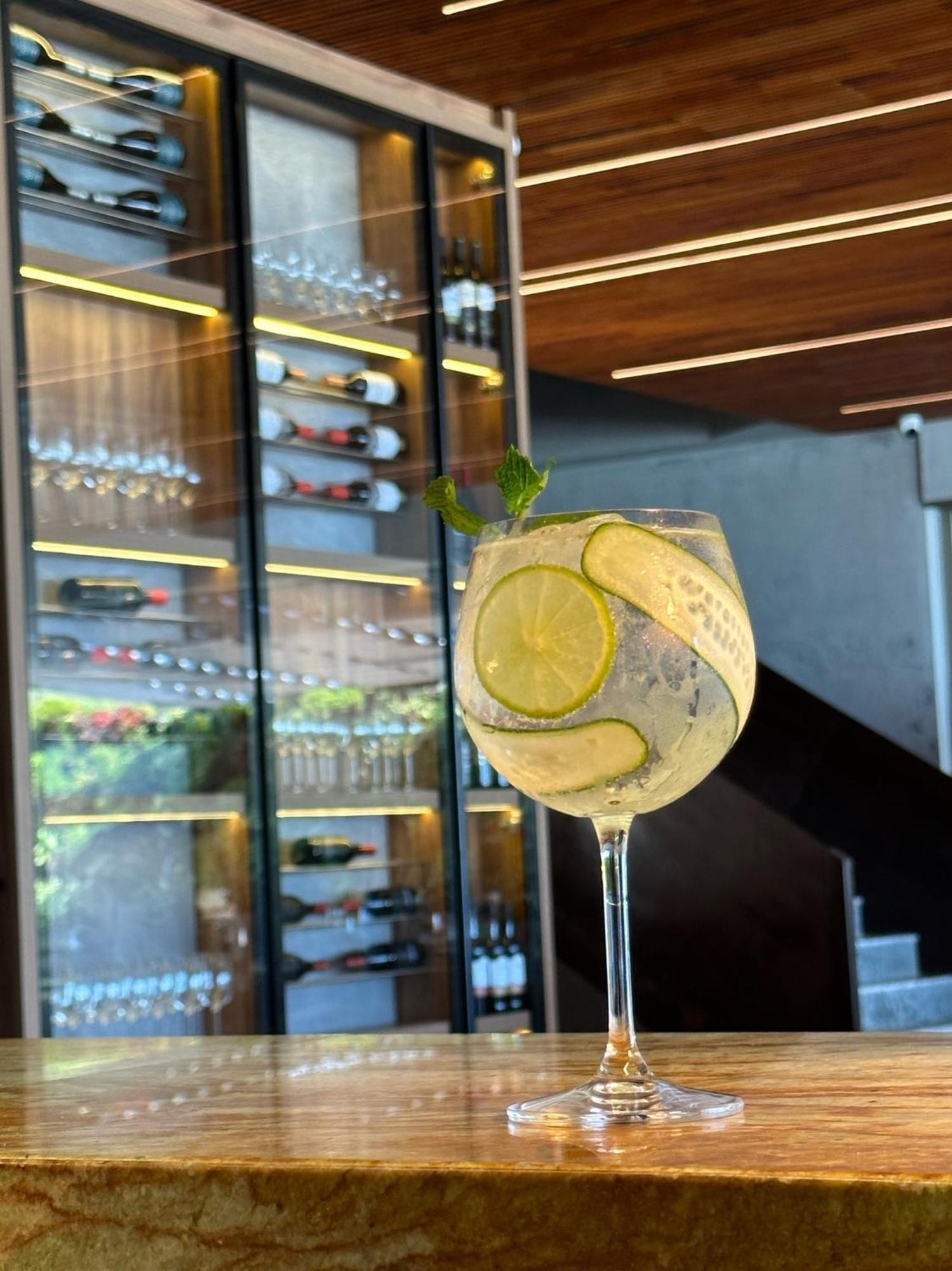Duke Beach Hotel Маресиас Екстериор снимка