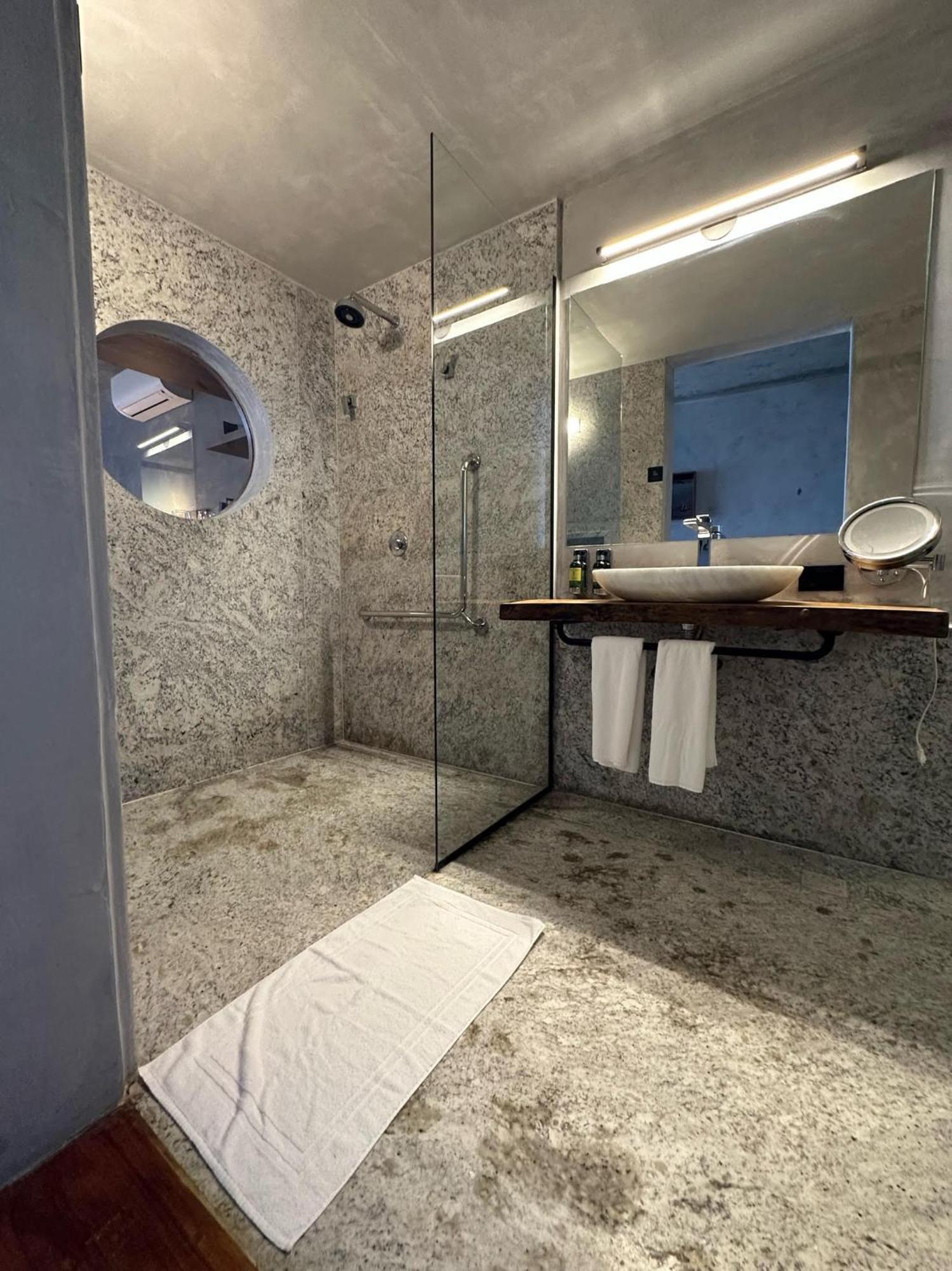 Duke Beach Hotel Маресиас Екстериор снимка