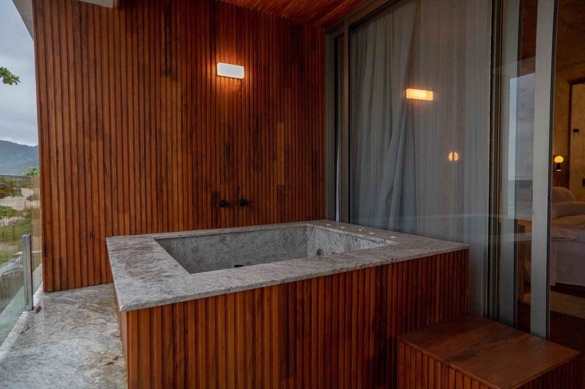 Duke Beach Hotel Маресиас Екстериор снимка